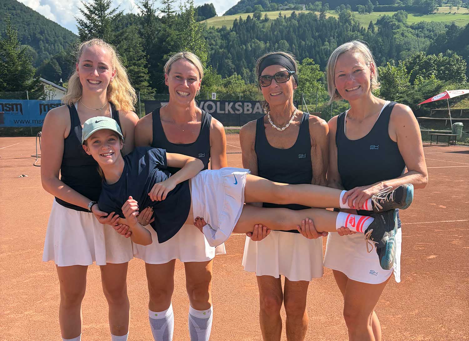 Damen 2: Sarah Hopfgartner, Conny Engleder, Regina Hackl, Gabi Berger (v.l.) und Julia Lugmayr (vorne)