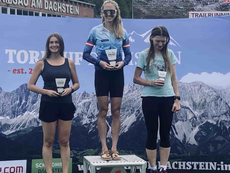Julia Mühlbachler am Podest beim Dachsteinlauf