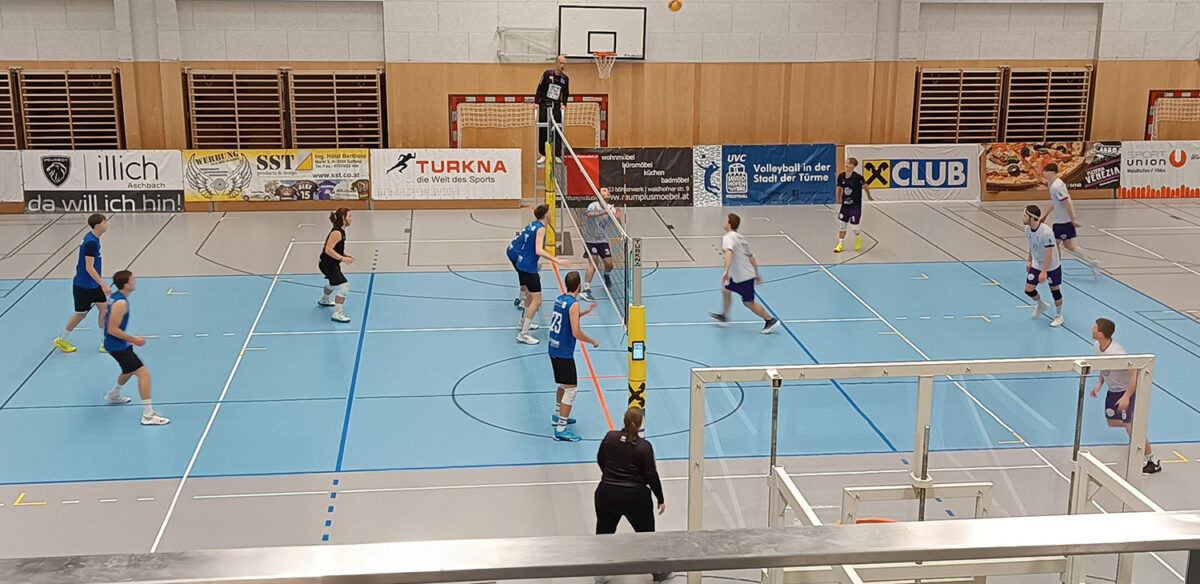 Sporthalle bei Volleyball groß