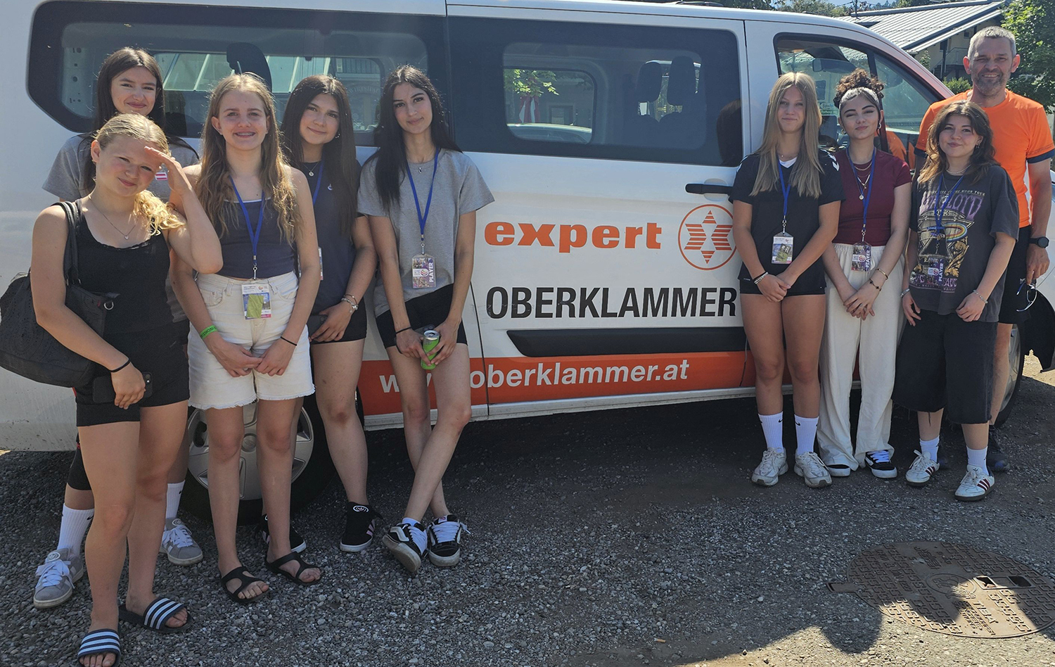 United World Games-Team mit Bus