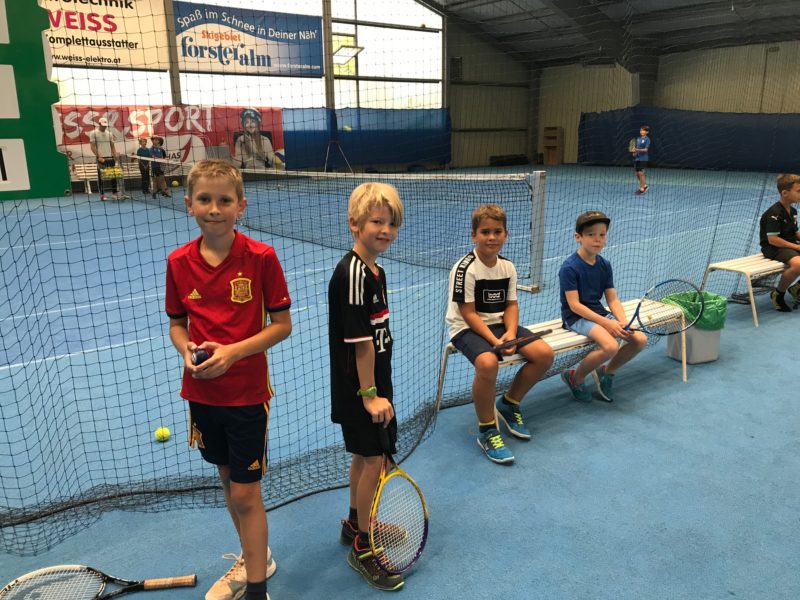Kinder beim Tenniscamp